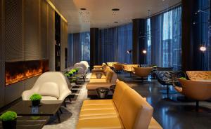 art'otel London Hoxton, powered by Radisson Hotels的休息区