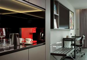 art'otel London Hoxton, powered by Radisson Hotels的厨房或小厨房