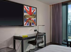 art'otel London Hoxton, powered by Radisson Hotels的电视和/或娱乐中心