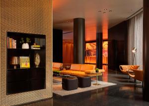 art'otel London Hoxton, powered by Radisson Hotels的休息区