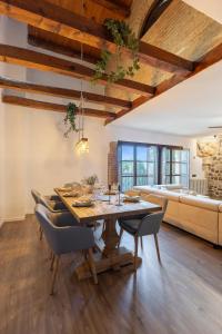 una sala da pranzo con tavolo, sedie e un letto di Mansion 35min Madrid - Cine - Piscina - BBQ a Guadalajara