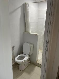 a bathroom with a toilet and a shower at Appartement Benini in Saïrher