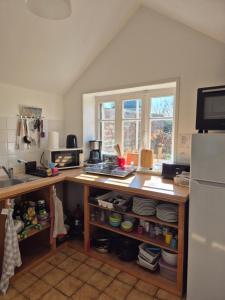 una cocina con encimera y refrigerador en Le Longbeach 1, en Longueville
