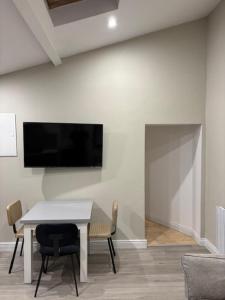 En TV eller et underholdningssystem på Modern secure townhouse