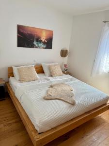 een slaapkamer met een groot bed met witte lakens bij Mc Home Neues und sonniges Doppelhaus, Top 1 mit grosse Terrasse und E-Ladestation in Dobl bei Graz in Dobl