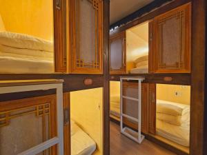 Postel nebo postele na pokoji v ubytování 82 Capsule Hotel