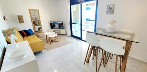a kitchen and living room with a table and chairs at Sea View Appartement Blue Monkey in Ifach