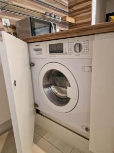 Bilde i galleriet til SkyAprt77m Jacuzzi i Budva