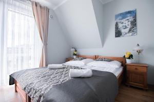 sypialnia z dwoma łóżkami i oknem w obiekcie Tatrzański Gościniec w Leśnicy +37 zdjęć