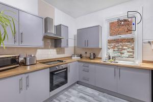 Η κουζίνα ή μικρή κουζίνα στο PolkaDot Winter Gardens - Large Modern Apartments in Blackpool by PolkaStays