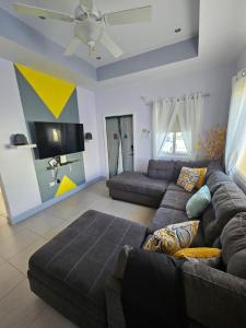 TV a/nebo společenská místnost v ubytování Summer Breeze Villa