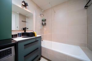 AbadesにあるAbades Sonnenblickの洗面台と浴槽のあるバスルーム +12枚の写真