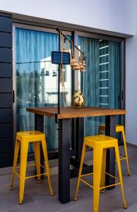 AbadesにあるAbades Sonnenblickの窓前のテーブル