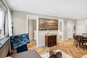 a living room with a tv and a table at Modern apartment in Bergen city centre in Bergen