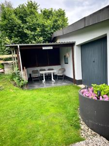 a patio with a table and chairs in a yard at Ferienhaus nähe Lamspringe mit 5 Schlafzimmer in Winzenburg