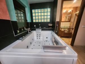 A bathroom at Apartamentos Fuentevieja