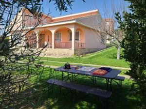 シマンカスにあるFinca SOTOMAR-casa rural Simancasの家庭のピクニックテーブル +40枚の写真