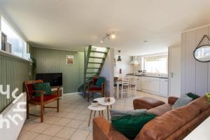 Χώρος καθιστικού στο Sfeervolle vakantiewoning, dichtbij strand
