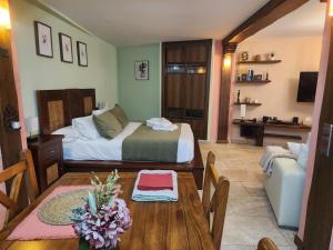A television and/or entertainment centre at Apartamentos Fuentevieja