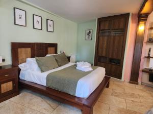 A bed or beds in a room at Apartamentos Fuentevieja