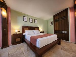 A bed or beds in a room at Apartamentos Fuentevieja Még 32 kép