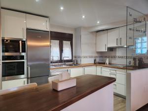 A kitchen or kitchenette at Apartamentos Fuentevieja