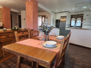 A kitchen or kitchenette at Apartamentos Fuentevieja