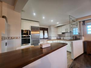 A kitchen or kitchenette at Apartamentos Fuentevieja