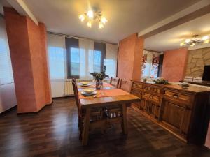 A kitchen or kitchenette at Apartamentos Fuentevieja