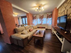 A television and/or entertainment centre at Apartamentos Fuentevieja