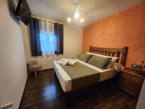A bed or beds in a room at Apartamentos Fuentevieja