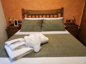 A bed or beds in a room at Apartamentos Fuentevieja