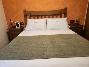 A bed or beds in a room at Apartamentos Fuentevieja