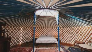 Postel nebo postele na pokoji v ubytování Glamping yurt at nature retreat in Sequoia NForest