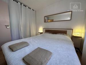 Ένα ή περισσότερα κρεβάτια σε δωμάτιο στο Hortensia Régence Park Swimming pool Beach 300 m away +25 φωτογραφίες