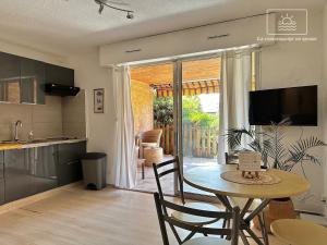 Η κουζίνα ή μικρή κουζίνα στο Hortensia Régence Park Swimming pool Beach 300 m away