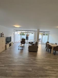 a large living room with couches and a table at Bungalow Noa in Calpe