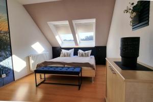 una camera da letto con un letto e due finestre di Ferienwohnungen Seevogel a Ostseebad Koserow