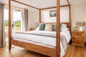 Katil atau katil-katil dalam bilik di Riverside cottage on private wildlife estate 3-bed