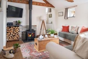 Ruang duduk di Riverside cottage on private wildlife estate 3-bed