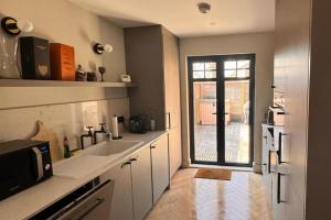 Η κουζίνα ή μικρή κουζίνα στο Thames Ditton Apt - Sleeps 6 - Garden & Bbq