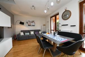 a kitchen and living room with a table and chairs at Casa Bacher Pool&GardenPrivate&2,5kilometri to Peschiera del Garda center in Peschiera del Garda