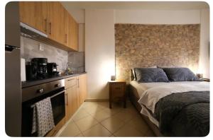 Kuchyň nebo kuchyňský kout v ubytování Home4U apt2, just 8Km from airport