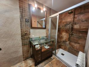 A bathroom at Apartamentos Fuentevieja