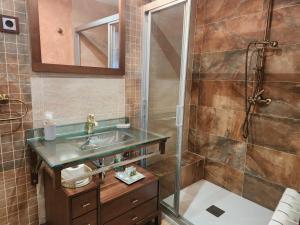 A bathroom at Apartamentos Fuentevieja