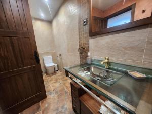 A bathroom at Apartamentos Fuentevieja