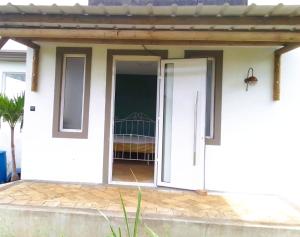 an open door of a house with a porch at Mountain Lodge in La Laura