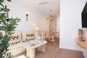 a living room with a couch and a table at Genteel Home Gamazo in Seville
