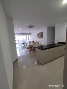 a kitchen and dining room with a table and chairs at Prity Apartamento in Cartagena de Indias