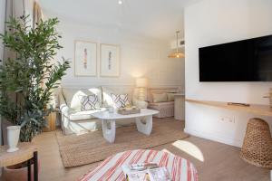 a living room with a couch and a table at Genteel Home Gamazo in Seville